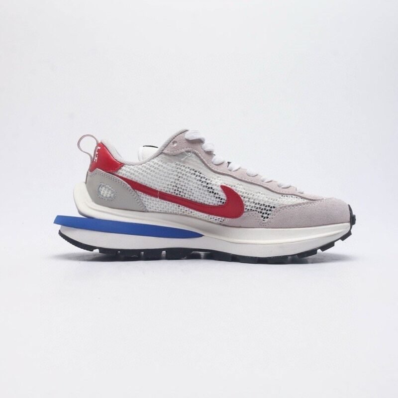 【AT1520】Sacai x Nike vaporWaffle ナイキとサカイのコラボレーションによるVaporWaffle 3.0は、男性と女性のための最新のスポーツシューズです。
