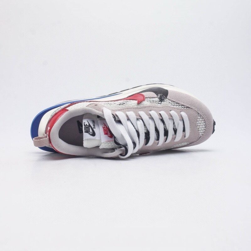 【AT1520】Sacai x Nike vaporWaffle ナイキとサカイのコラボレーションによるVaporWaffle 3.0は、男性と女性のための最新のスポーツシューズです。