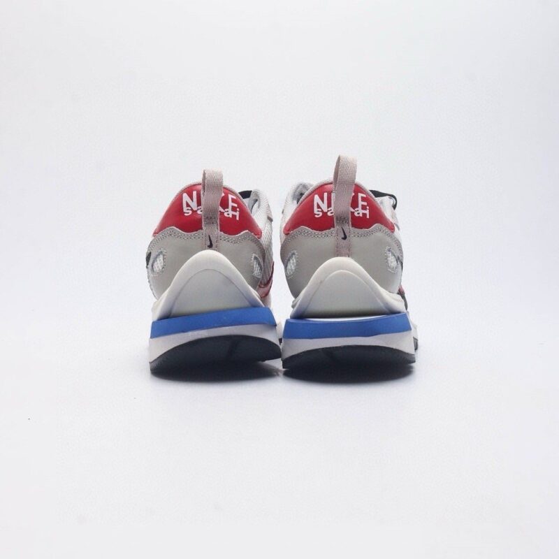 【AT1520】Sacai x Nike vaporWaffle ナイキとサカイのコラボレーションによるVaporWaffle 3.0は、男性と女性のための最新のスポーツシューズです。
