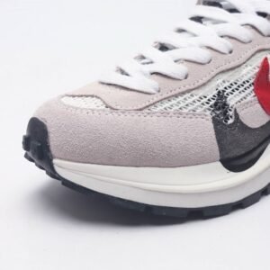 【AT1520】Sacai x Nike vaporWaffle ナイキとサカイのコラボレーションによるVaporWaffle 3.0は、男性と女性のための最新のスポーツシューズです。