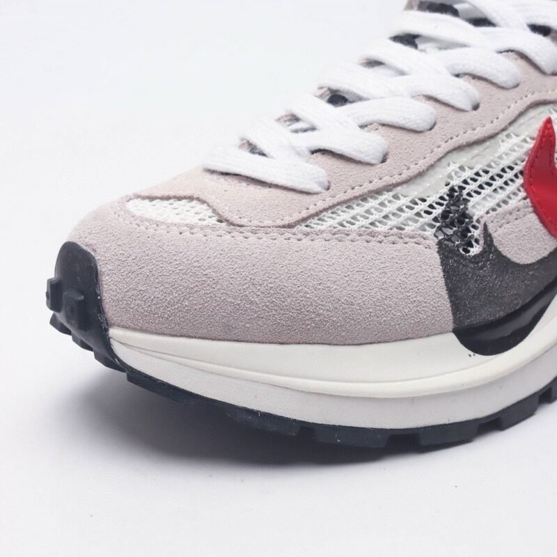 【AT1520】Sacai x Nike vaporWaffle ナイキとサカイのコラボレーションによるVaporWaffle 3.0は、男性と女性のための最新のスポーツシューズです。