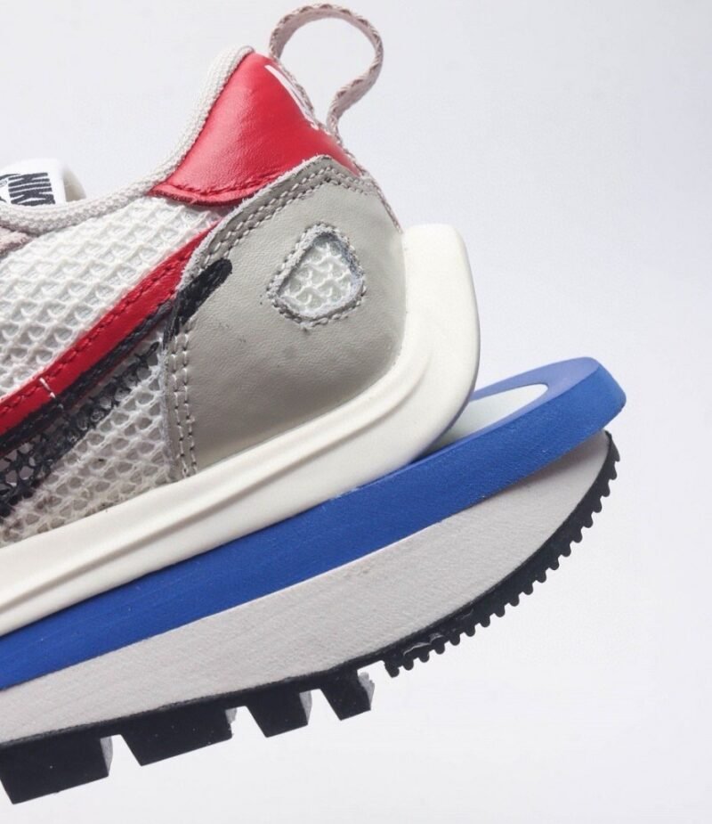 【AT1520】Sacai x Nike vaporWaffle ナイキとサカイのコラボレーションによるVaporWaffle 3.0は、男性と女性のための最新のスポーツシューズです。