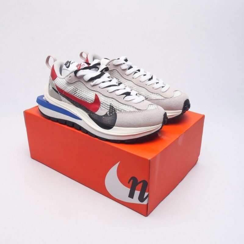 【AT1520】Sacai x Nike vaporWaffle ナイキとサカイのコラボレーションによるVaporWaffle 3.0は、男性と女性のための最新のスポーツシューズです。