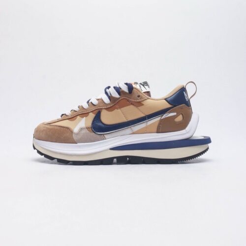 【AT1521】Sacai x Nike vaporWaffle ナイキとSacaiのコラボレーションによるVaporWaffle 3.0は、男女兼用のスポーツシューズで、ハーフサイズも展開しています。