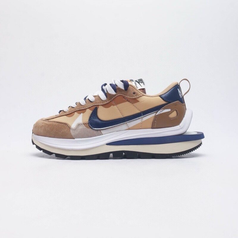【AT1521】Sacai x Nike vaporWaffle ナイキとSacaiのコラボレーションによるVaporWaffle 3.0は、男女兼用のスポーツシューズで、ハーフサイズも展開しています。