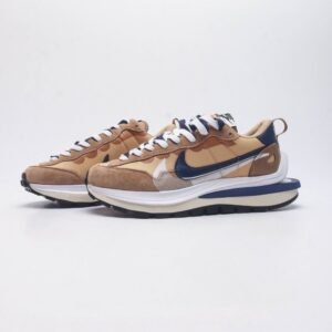 【AT1521】Sacai x Nike vaporWaffle ナイキとSacaiのコラボレーションによるVaporWaffle 3.0は、男女兼用のスポーツシューズで、ハーフサイズも展開しています。