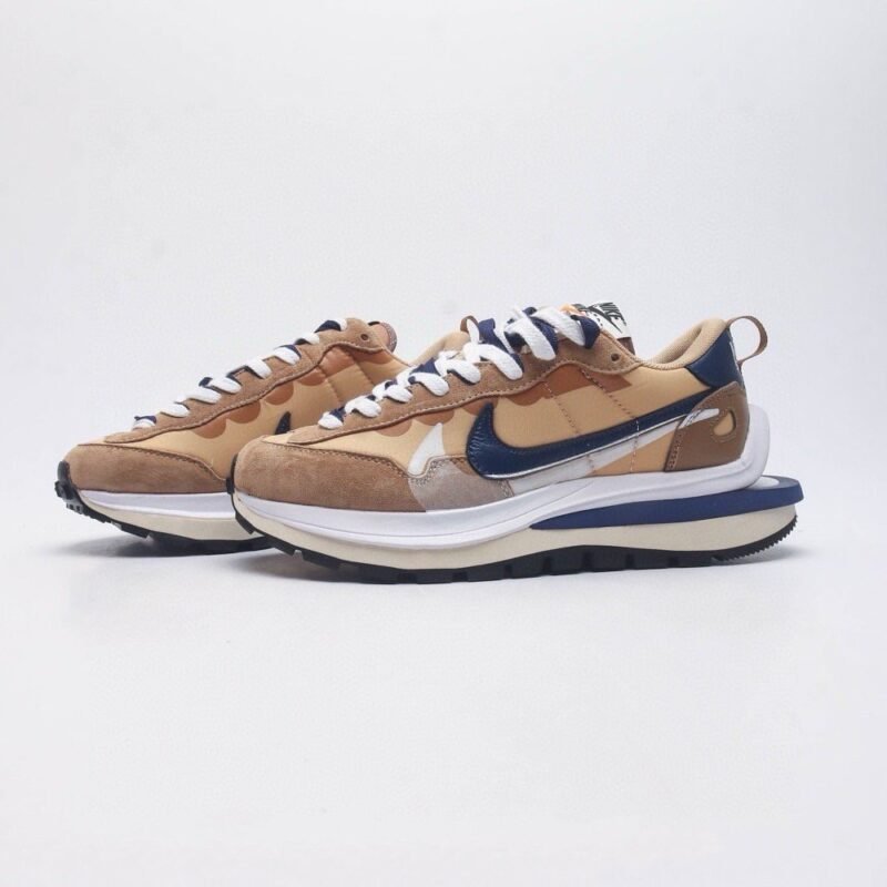 【AT1521】Sacai x Nike vaporWaffle ナイキとSacaiのコラボレーションによるVaporWaffle 3.0は、男女兼用のスポーツシューズで、ハーフサイズも展開しています。