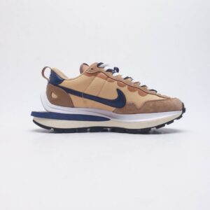 【AT1521】Sacai x Nike vaporWaffle ナイキとSacaiのコラボレーションによるVaporWaffle 3.0は、男女兼用のスポーツシューズで、ハーフサイズも展開しています。