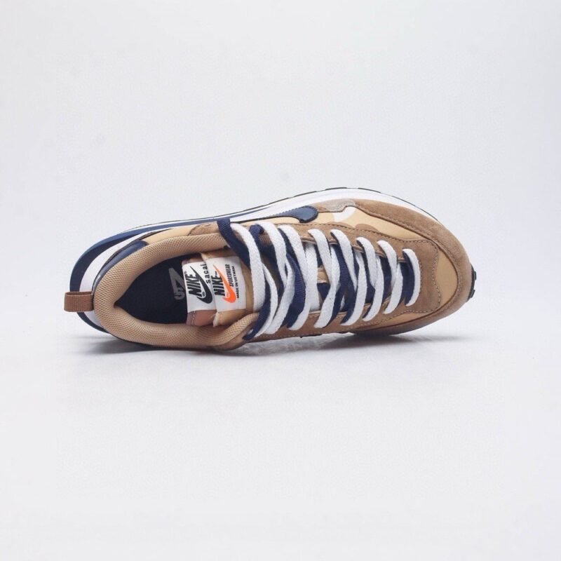 【AT1521】Sacai x Nike vaporWaffle ナイキとSacaiのコラボレーションによるVaporWaffle 3.0は、男女兼用のスポーツシューズで、ハーフサイズも展開しています。