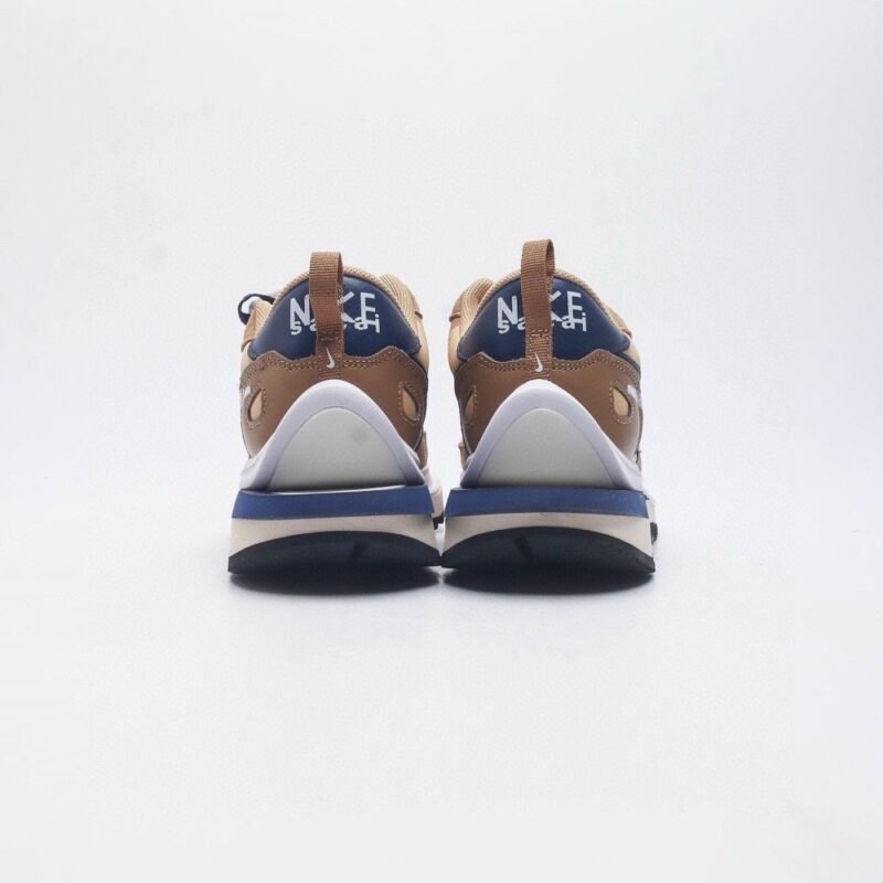 【AT1521】Sacai x Nike vaporWaffle ナイキとSacaiのコラボレーションによるVaporWaffle 3.0は、男女兼用のスポーツシューズで、ハーフサイズも展開しています。