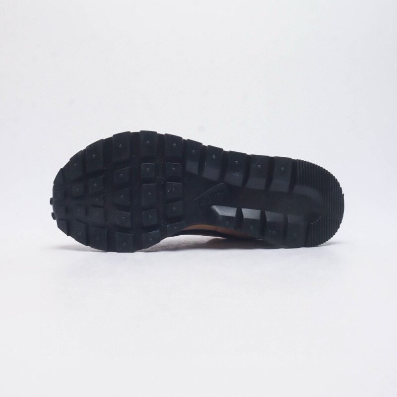【AT1521】Sacai x Nike vaporWaffle ナイキとSacaiのコラボレーションによるVaporWaffle 3.0は、男女兼用のスポーツシューズで、ハーフサイズも展開しています。