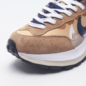 【AT1521】Sacai x Nike vaporWaffle ナイキとSacaiのコラボレーションによるVaporWaffle 3.0は、男女兼用のスポーツシューズで、ハーフサイズも展開しています。