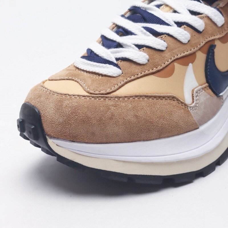 【AT1521】Sacai x Nike vaporWaffle ナイキとSacaiのコラボレーションによるVaporWaffle 3.0は、男女兼用のスポーツシューズで、ハーフサイズも展開しています。