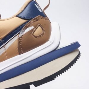 【AT1521】Sacai x Nike vaporWaffle ナイキとSacaiのコラボレーションによるVaporWaffle 3.0は、男女兼用のスポーツシューズで、ハーフサイズも展開しています。