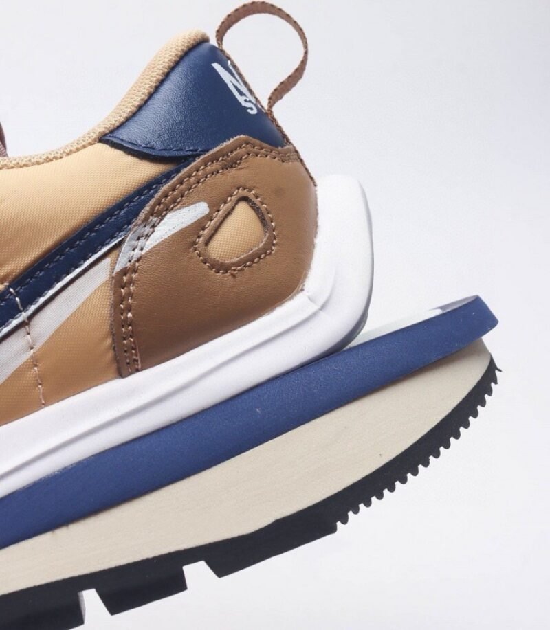 【AT1521】Sacai x Nike vaporWaffle ナイキとSacaiのコラボレーションによるVaporWaffle 3.0は、男女兼用のスポーツシューズで、ハーフサイズも展開しています。