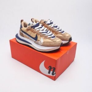 【AT1521】Sacai x Nike vaporWaffle ナイキとSacaiのコラボレーションによるVaporWaffle 3.0は、男女兼用のスポーツシューズで、ハーフサイズも展開しています。