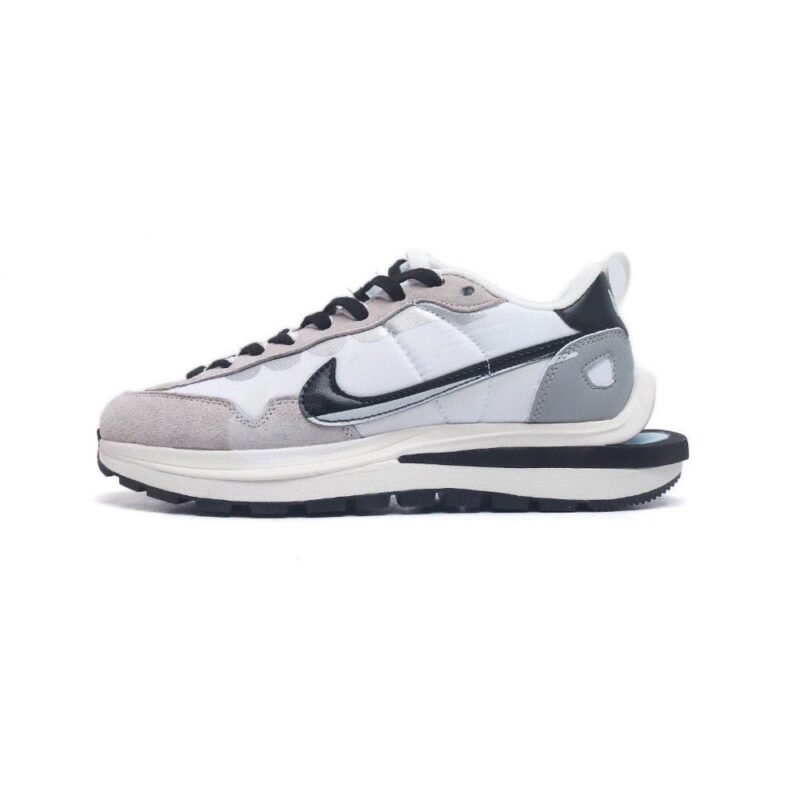 【AT1522】Sacai x Nike vaporWaffle ナイキ×サカイVaporWaffleコラボレーション第3弾、華麗なランウェイに登場！