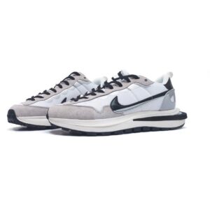【AT1522】Sacai x Nike vaporWaffle ナイキ×サカイVaporWaffleコラボレーション第3弾、華麗なランウェイに登場！