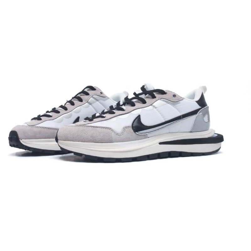 【AT1522】Sacai x Nike vaporWaffle ナイキ×サカイVaporWaffleコラボレーション第3弾、華麗なランウェイに登場！
