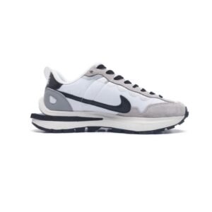 【AT1522】Sacai x Nike vaporWaffle ナイキ×サカイVaporWaffleコラボレーション第3弾、華麗なランウェイに登場！