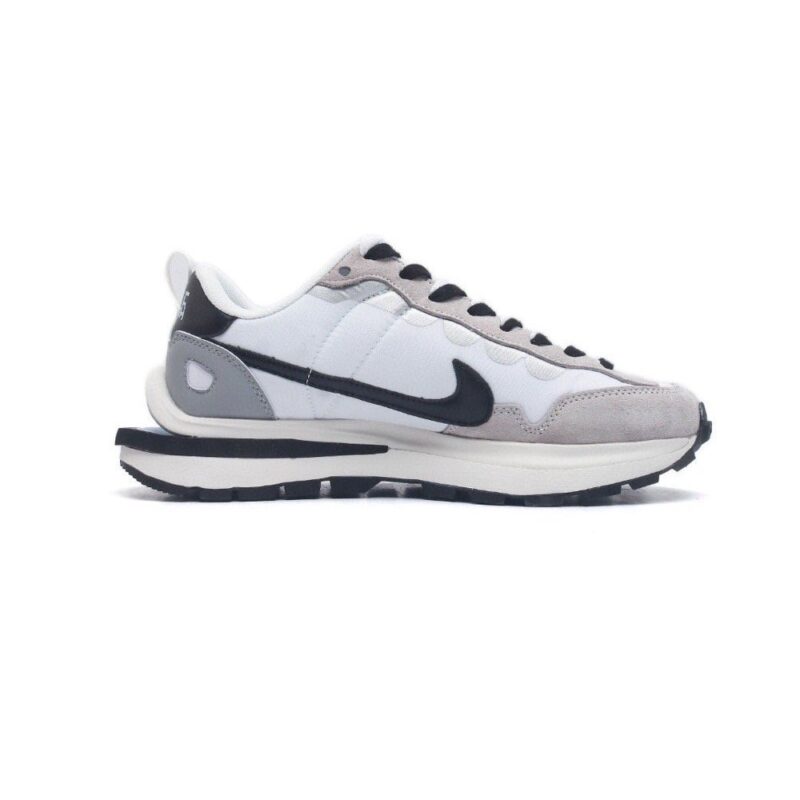 【AT1522】Sacai x Nike vaporWaffle ナイキ×サカイVaporWaffleコラボレーション第3弾、華麗なランウェイに登場！