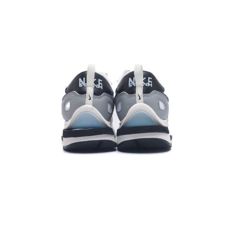 【AT1522】Sacai x Nike vaporWaffle ナイキ×サカイVaporWaffleコラボレーション第3弾、華麗なランウェイに登場！