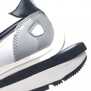 【AT1522】Sacai x Nike vaporWaffle ナイキ×サカイVaporWaffleコラボレーション第3弾、華麗なランウェイに登場！