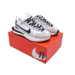 【AT1522】Sacai x Nike vaporWaffle ナイキ×サカイVaporWaffleコラボレーション第3弾、華麗なランウェイに登場！
