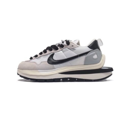 【AT1524】Sacai x Nike vaporWaffle ナイキとSacaiのコラボレーションで生まれたVaporWaffle 3.0は、ランウェイで輝く重要なアイテムです。
