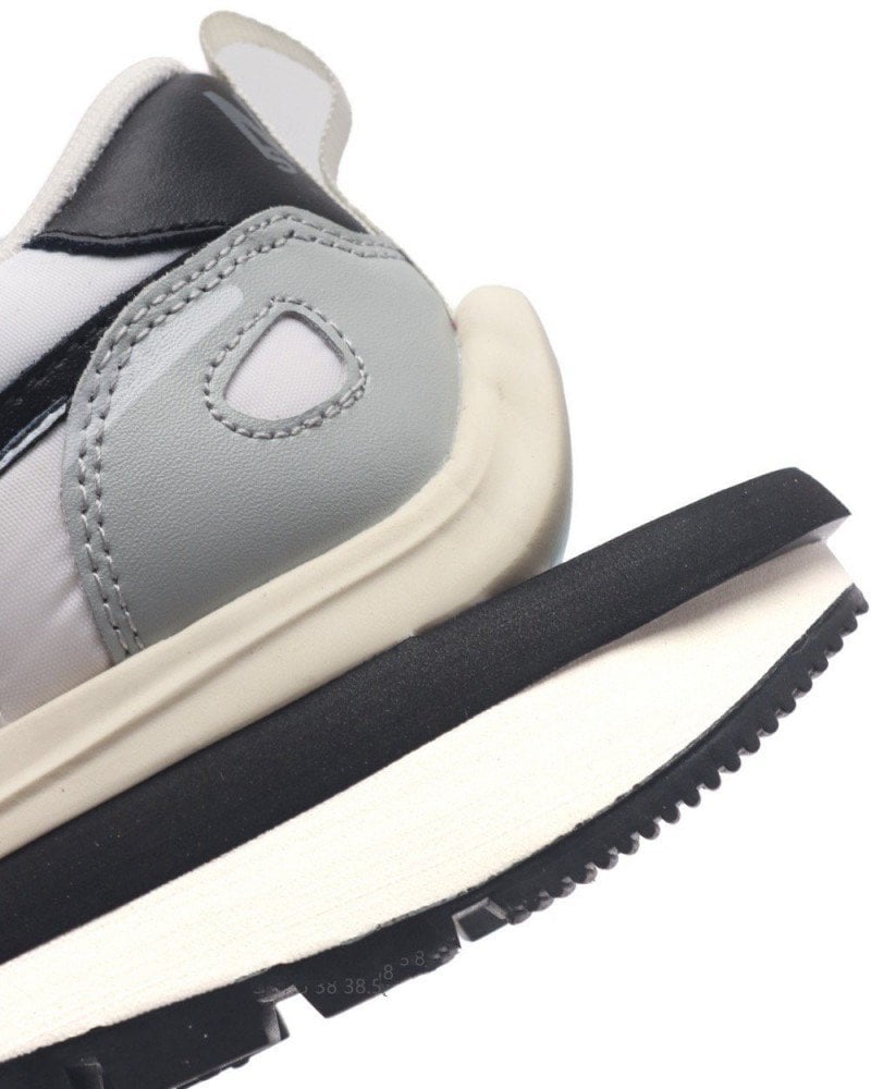 【AT1524】Sacai x Nike vaporWaffle ナイキとSacaiのコラボレーションで生まれたVaporWaffle 3.0は、ランウェイで輝く重要なアイテムです。