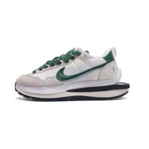 【AT1525】Sacai x Nike vaporWaffle ナイキとサカイのコラボレーションによる重要なコレクション、VaporWaffle 3.0が登場しました。このモデルは、PegasusとVaporFlyの要素を融合させたデザインで、ランウェイを席巻する大注目のスポーツシューズです。