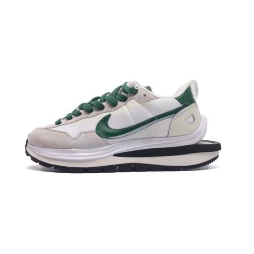 【AT1525】Sacai x Nike vaporWaffle ナイキとサカイのコラボレーションによる重要なコレクション、VaporWaffle 3.0が登場しました。このモデルは、PegasusとVaporFlyの要素を融合させたデザインで、ランウェイを席巻する大注目のスポーツシューズです。