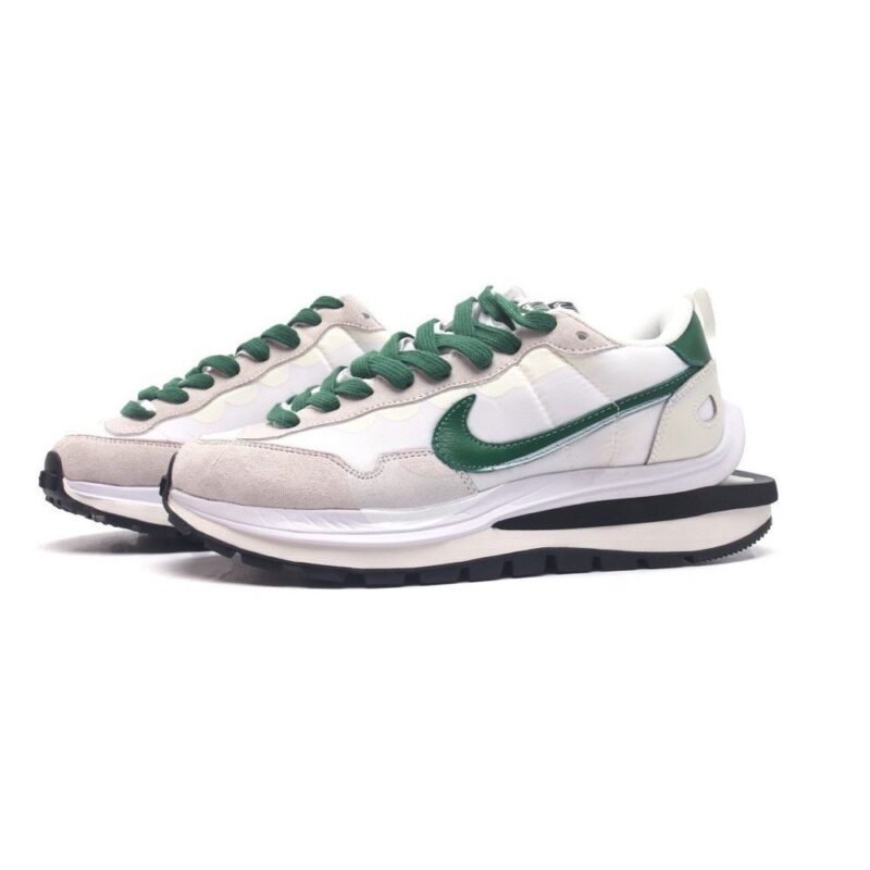 【AT1525】Sacai x Nike vaporWaffle ナイキとサカイのコラボレーションによる重要なコレクション、VaporWaffle 3.0が登場しました。このモデルは、PegasusとVaporFlyの要素を融合させたデザインで、ランウェイを席巻する大注目のスポーツシューズです。