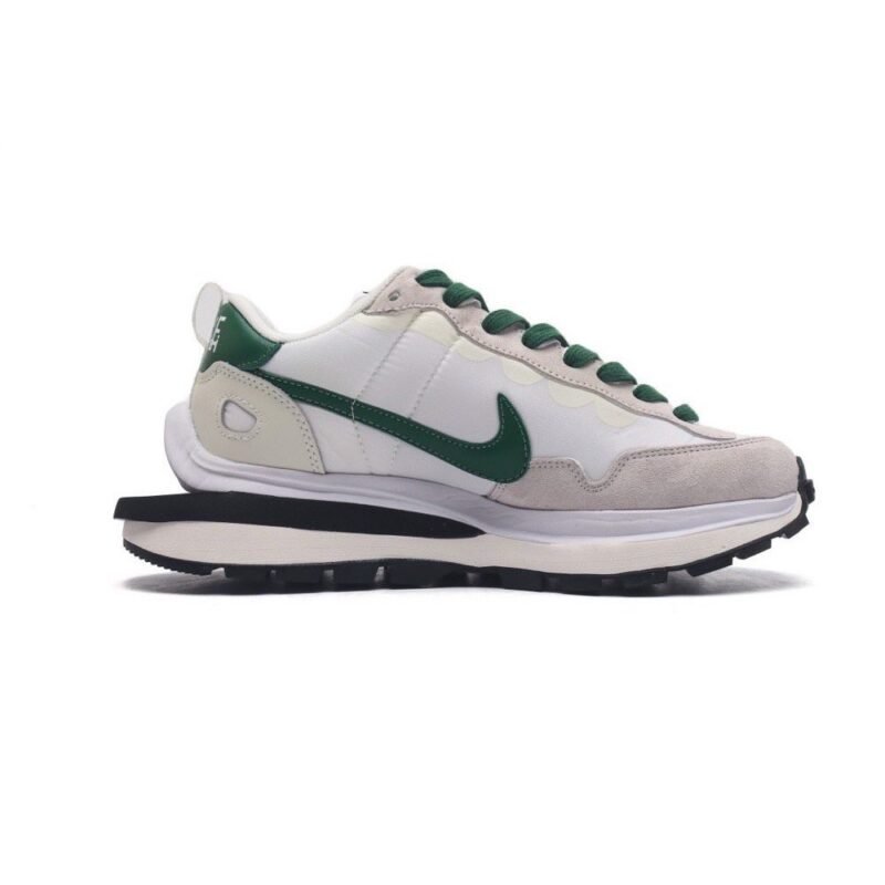 【AT1525】Sacai x Nike vaporWaffle ナイキとサカイのコラボレーションによる重要なコレクション、VaporWaffle 3.0が登場しました。このモデルは、PegasusとVaporFlyの要素を融合させたデザインで、ランウェイを席巻する大注目のスポーツシューズです。