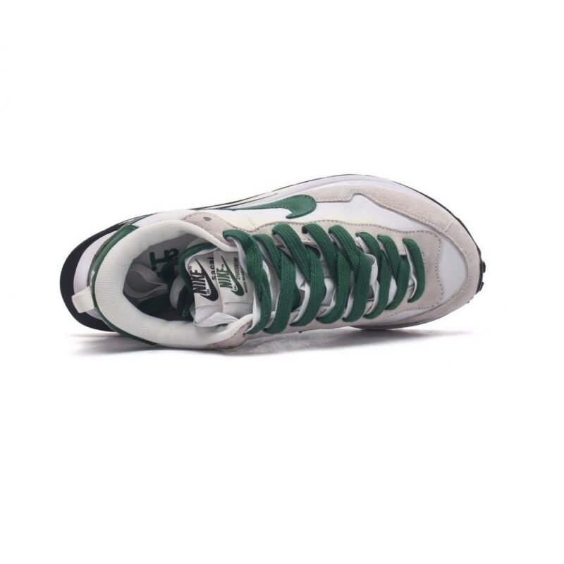 【AT1525】Sacai x Nike vaporWaffle ナイキとサカイのコラボレーションによる重要なコレクション、VaporWaffle 3.0が登場しました。このモデルは、PegasusとVaporFlyの要素を融合させたデザインで、ランウェイを席巻する大注目のスポーツシューズです。
