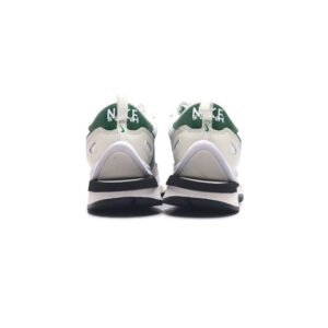 【AT1525】Sacai x Nike vaporWaffle ナイキとサカイのコラボレーションによる重要なコレクション、VaporWaffle 3.0が登場しました。このモデルは、PegasusとVaporFlyの要素を融合させたデザインで、ランウェイを席巻する大注目のスポーツシューズです。