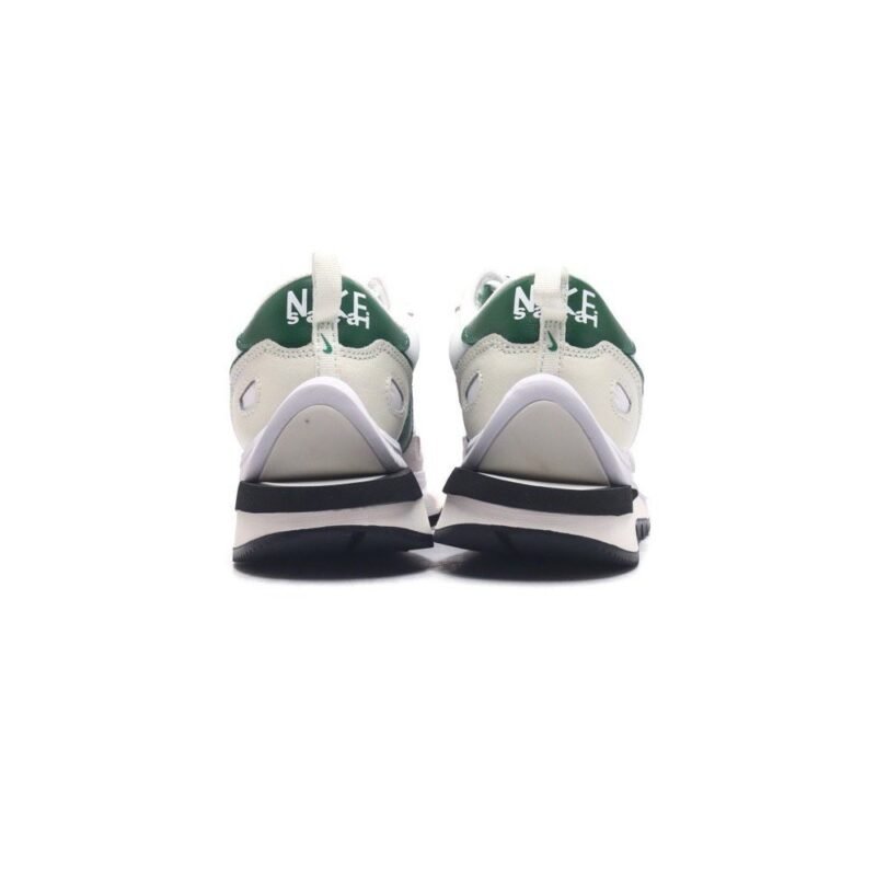 【AT1525】Sacai x Nike vaporWaffle ナイキとサカイのコラボレーションによる重要なコレクション、VaporWaffle 3.0が登場しました。このモデルは、PegasusとVaporFlyの要素を融合させたデザインで、ランウェイを席巻する大注目のスポーツシューズです。