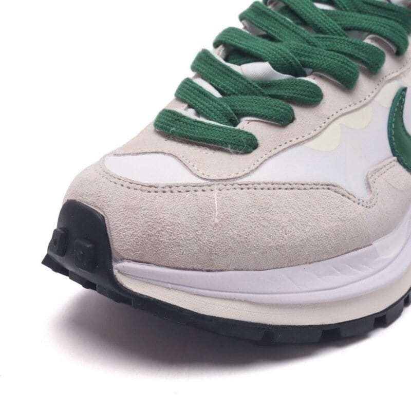 【AT1525】Sacai x Nike vaporWaffle ナイキとサカイのコラボレーションによる重要なコレクション、VaporWaffle 3.0が登場しました。このモデルは、PegasusとVaporFlyの要素を融合させたデザインで、ランウェイを席巻する大注目のスポーツシューズです。