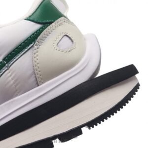 【AT1525】Sacai x Nike vaporWaffle ナイキとサカイのコラボレーションによる重要なコレクション、VaporWaffle 3.0が登場しました。このモデルは、PegasusとVaporFlyの要素を融合させたデザインで、ランウェイを席巻する大注目のスポーツシューズです。