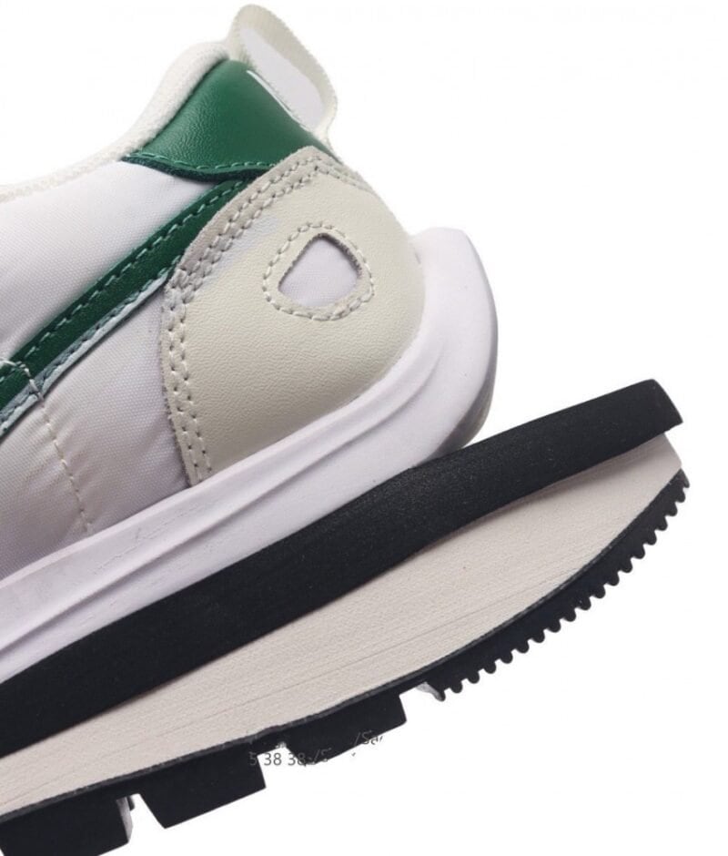 【AT1525】Sacai x Nike vaporWaffle ナイキとサカイのコラボレーションによる重要なコレクション、VaporWaffle 3.0が登場しました。このモデルは、PegasusとVaporFlyの要素を融合させたデザインで、ランウェイを席巻する大注目のスポーツシューズです。