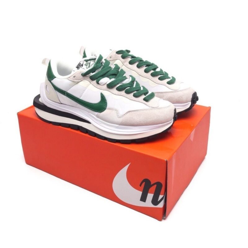 【AT1525】Sacai x Nike vaporWaffle ナイキとサカイのコラボレーションによる重要なコレクション、VaporWaffle 3.0が登場しました。このモデルは、PegasusとVaporFlyの要素を融合させたデザインで、ランウェイを席巻する大注目のスポーツシューズです。