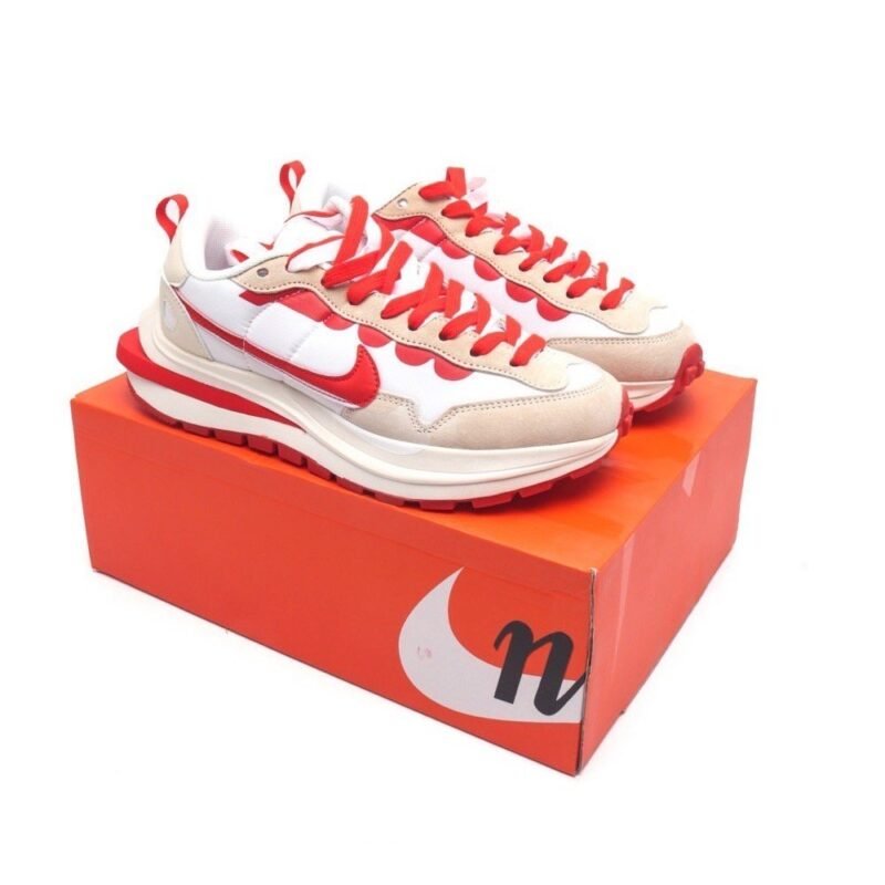 【AT1526】Sacai x Nike vaporWaffle ナイキとサカイのコラボレーションによるVaporWaffle 3.0、ランウェイでの大型タイアップモデルスポーツシューズ