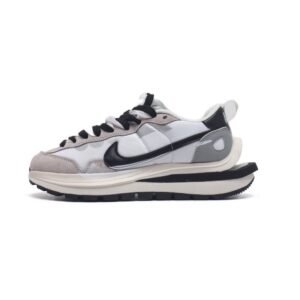 【AT1527】Sacai x Nike vaporWaffle ナイキの Sacai X NIKe VaporWaffle 3.0は、ランウェイでの重要なコラボレーションスポーツシューズです。