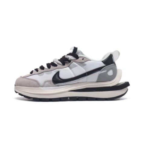【AT1527】Sacai x Nike vaporWaffle ナイキの Sacai X NIKe VaporWaffle 3.0は、ランウェイでの重要なコラボレーションスポーツシューズです。