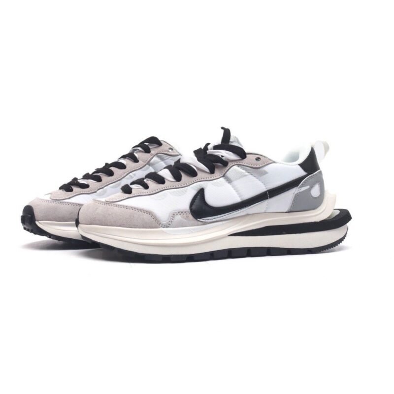 【AT1527】Sacai x Nike vaporWaffle ナイキの Sacai X NIKe VaporWaffle 3.0は、ランウェイでの重要なコラボレーションスポーツシューズです。