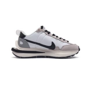 【AT1527】Sacai x Nike vaporWaffle ナイキの Sacai X NIKe VaporWaffle 3.0は、ランウェイでの重要なコラボレーションスポーツシューズです。