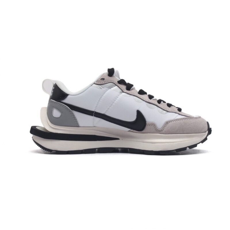 【AT1527】Sacai x Nike vaporWaffle ナイキの Sacai X NIKe VaporWaffle 3.0は、ランウェイでの重要なコラボレーションスポーツシューズです。