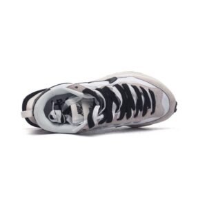 【AT1527】Sacai x Nike vaporWaffle ナイキの Sacai X NIKe VaporWaffle 3.0は、ランウェイでの重要なコラボレーションスポーツシューズです。