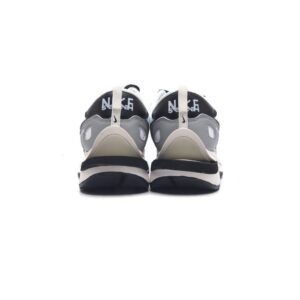 【AT1527】Sacai x Nike vaporWaffle ナイキの Sacai X NIKe VaporWaffle 3.0は、ランウェイでの重要なコラボレーションスポーツシューズです。