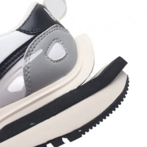 【AT1527】Sacai x Nike vaporWaffle ナイキの Sacai X NIKe VaporWaffle 3.0は、ランウェイでの重要なコラボレーションスポーツシューズです。